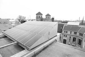 Solaranlage zur Energiegewinnung der ersten Berliner Solartankstelle