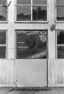 Eingang zu einem Kinosaal bzw. Bühnenraum auf dem ehemaligen sowjetischen Militärflughafen in Jüterbog/Brandenburg