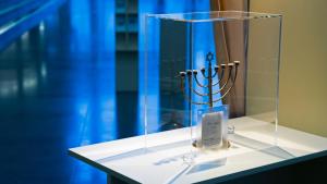 Ausstellung „16 Objekte“ der Internationalen Holocaustgedenkstätte Yad Vashem im Berliner Paul-Löbe-Haus
