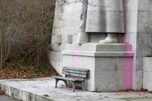 Eine Sitzbank am Fuße des Hildesheimer Kriegerdenkmal